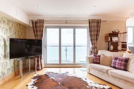 Blue Pool View Apartment Portrush Ngoại thất bức ảnh